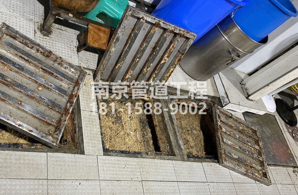 278板仓城管中队食堂隔油池清理
